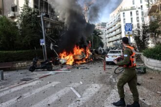 Sector urbano afectado por la onda expansiva del misil, con viviendas dañadas y escombros tras el ataque.