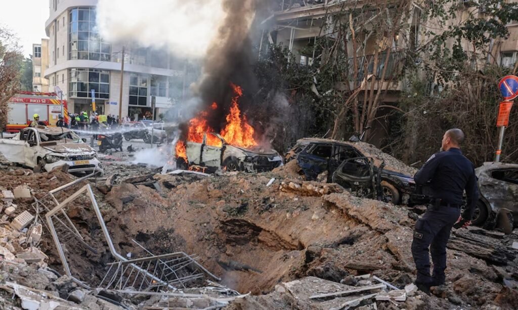 Daños estructurales en edificios residenciales tras el impacto de un misil en una zona urbana.