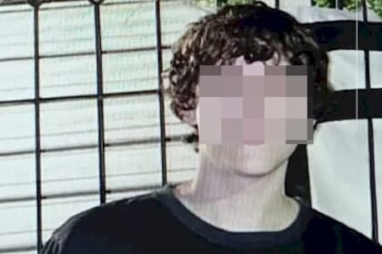 Adolescente señalado como autor del ataque en la escuela de San Cristóbal, con el rostro difuminado para preservar su identidad, en imagen de archivo.