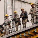 Trabajadores de la construcción desarrollan tareas en una obra en ejecución. Foto de archivo.