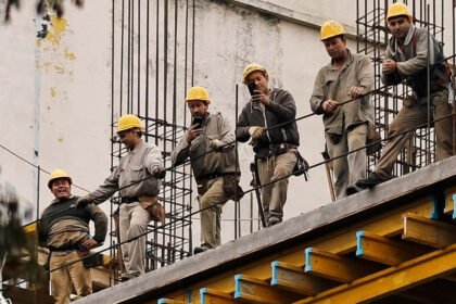Trabajadores de la construcción desarrollan tareas en una obra en ejecución. Foto de archivo.