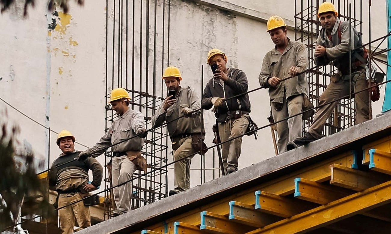 Trabajadores de la construcción desarrollan tareas en una obra en ejecución. Foto de archivo.