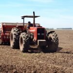 Tractor realizando tareas agrícolas en zona rural, en una imagen de archivo representativa del trabajo en el campo.