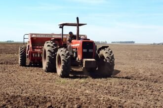 Tractor realizando tareas agrícolas en zona rural, en una imagen de archivo representativa del trabajo en el campo.