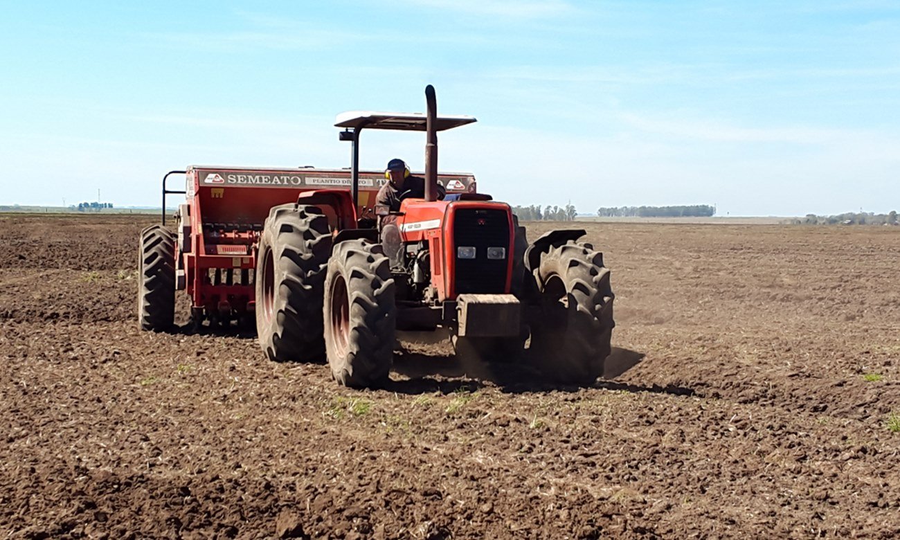 Tractor realizando tareas agrícolas en zona rural, en una imagen de archivo representativa del trabajo en el campo.