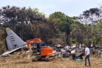 Restos de una aeronave militar tras un accidente en zona selvática, en imagen de archivo.