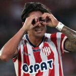 Cristian Tarragona celebra su gol con la camiseta de Unión en el estadio Mario Alberto Kempes, durante un partido del Torneo Apertura.