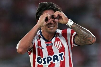 Cristian Tarragona celebra su gol con la camiseta de Unión en el estadio Mario Alberto Kempes, durante un partido del Torneo Apertura.