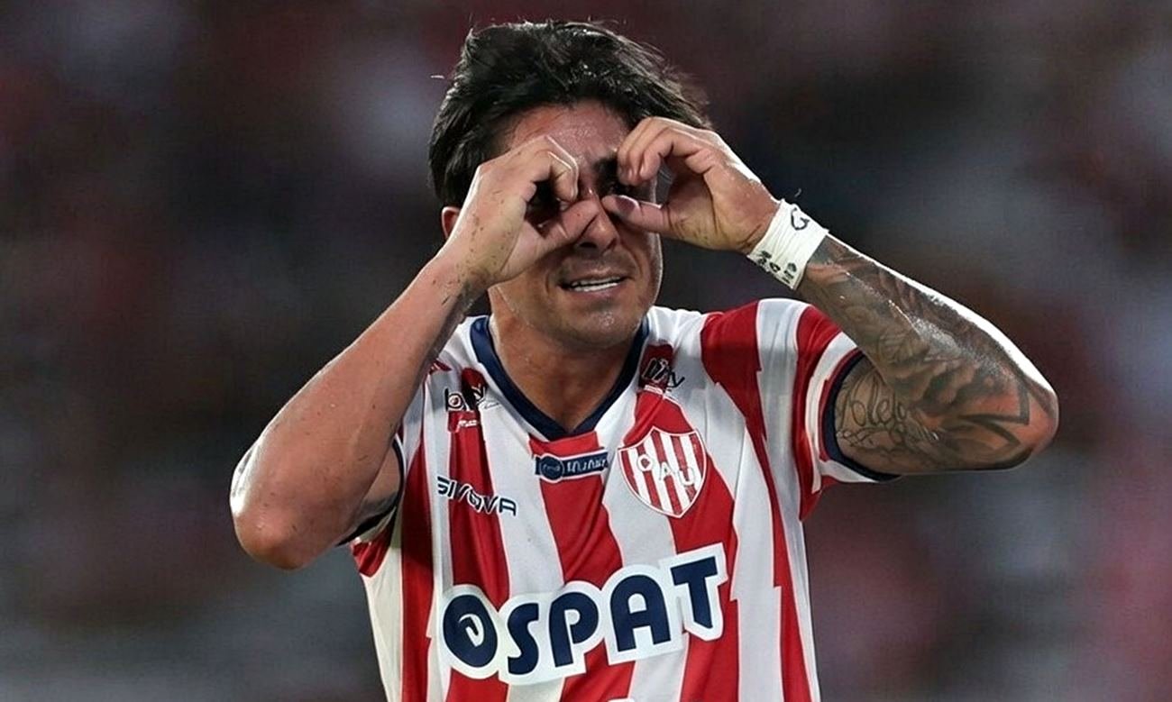 Cristian Tarragona celebra su gol con la camiseta de Unión en el estadio Mario Alberto Kempes, durante un partido del Torneo Apertura.