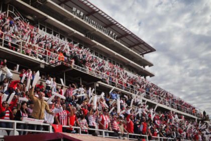 Hinchas de Unión en las tribunas del estadio 15 de Abril durante un partido del equipo rojiblanco. Foto de archivo.