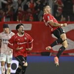 Juan Fedorco conecta de cabeza en el área y marca el empate 4-4 para Independiente en el último minuto, mientras los jugadores de Unión reflejan la frustración tras dejar escapar la victoria en Avellaneda.