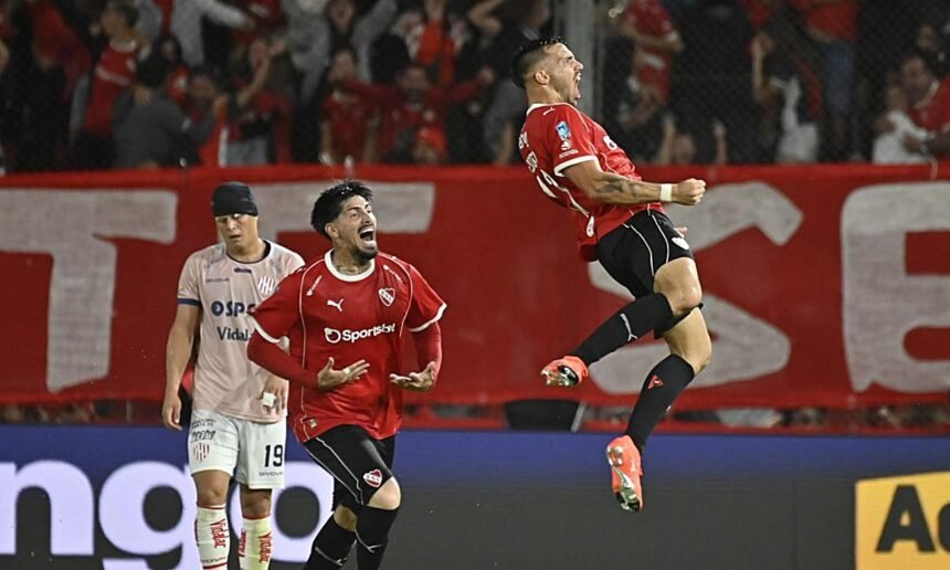 Juan Fedorco conecta de cabeza en el área y marca el empate 4-4 para Independiente en el último minuto, mientras los jugadores de Unión reflejan la frustración tras dejar escapar la victoria en Avellaneda.