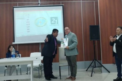 Oscar Matiller y el Magíster Juan Carlos Romaní Chacón durante la Jornada de Integración Perú–Argentina realizada en Santa Fe.