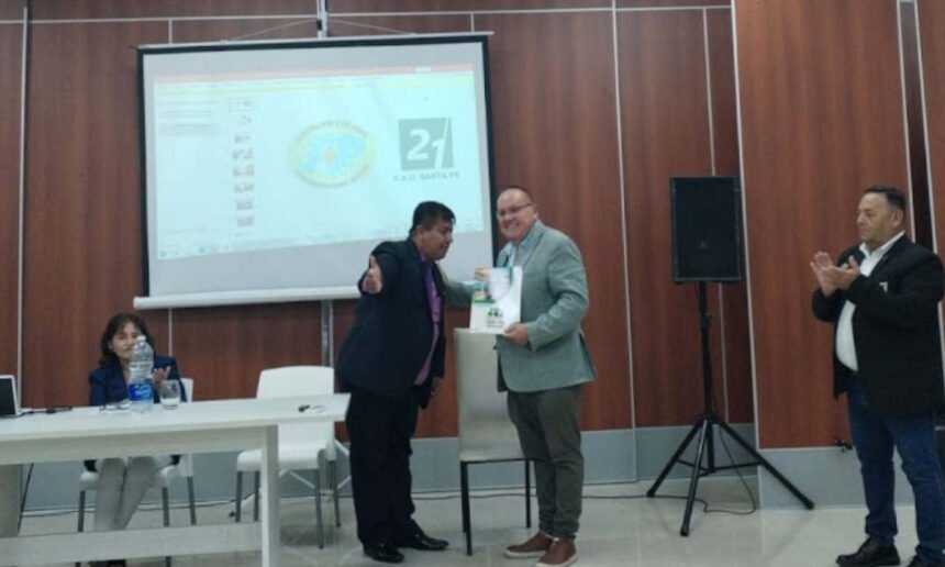 Oscar Matiller y el Magíster Juan Carlos Romaní Chacón durante la Jornada de Integración Perú–Argentina realizada en Santa Fe.