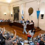 Autoridades universitarias durante una sesión institucional en la que se analizan políticas de financiamiento y educación superior.