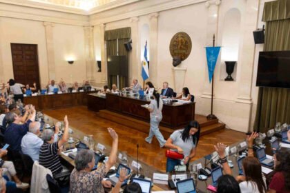 Autoridades universitarias durante una sesión institucional en la que se analizan políticas de financiamiento y educación superior.