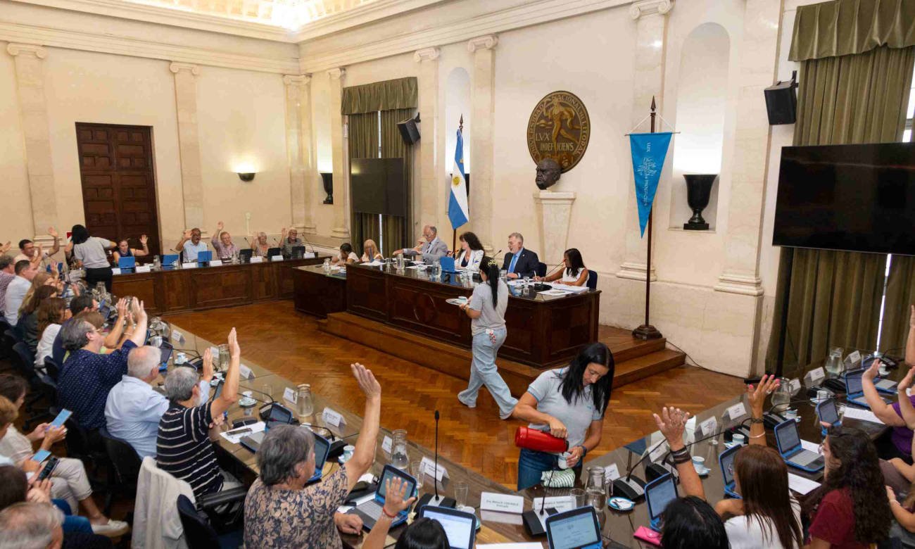 Autoridades universitarias durante una sesión institucional en la que se analizan políticas de financiamiento y educación superior.