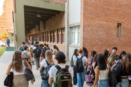 Estudiantes universitarios transitan y comparten actividades académicas en la Ciudad Universitaria de la UNL, un espacio clave para la formación y la vida estudiantil.
