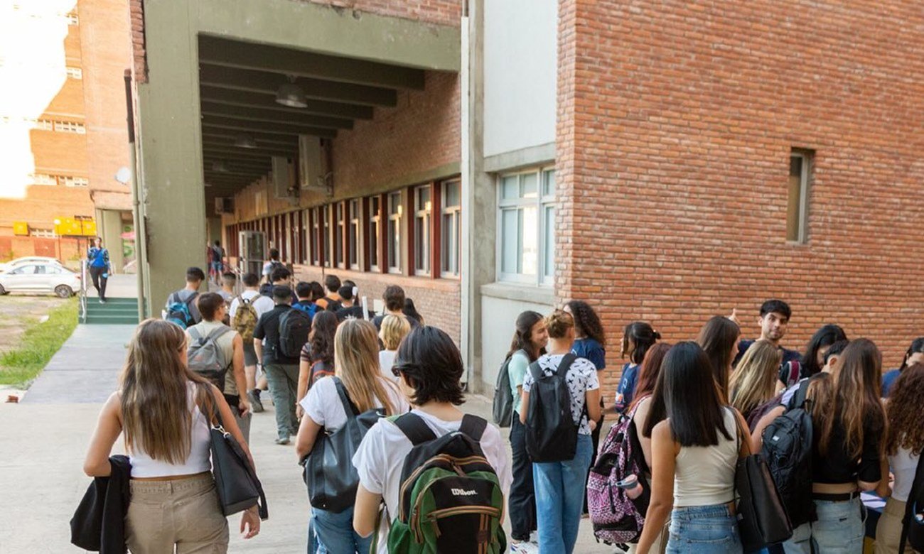 Estudiantes universitarios transitan y comparten actividades académicas en la Ciudad Universitaria de la UNL, un espacio clave para la formación y la vida estudiantil.