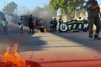 Trabajadores municipales se manifiestan en la vía pública en el marco de medidas gremiales por reclamos salariales y laborales. Foto: Prensa UTRAM