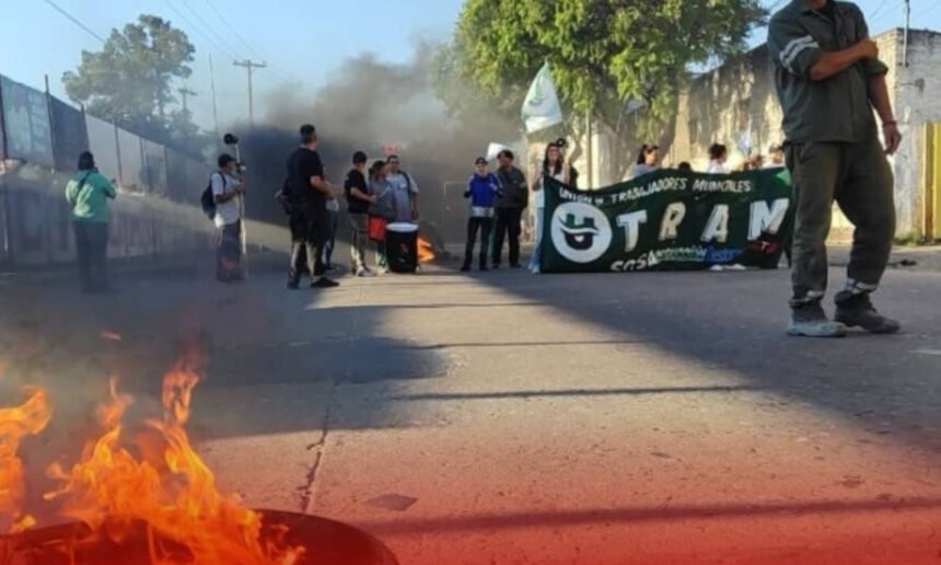 Trabajadores municipales se manifiestan en la vía pública en el marco de medidas gremiales por reclamos salariales y laborales. Foto: Prensa UTRAM