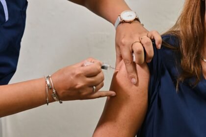 Personal de salud aplica vacunas durante una campaña de inmunización en un centro sanitario. Foto: archivo.