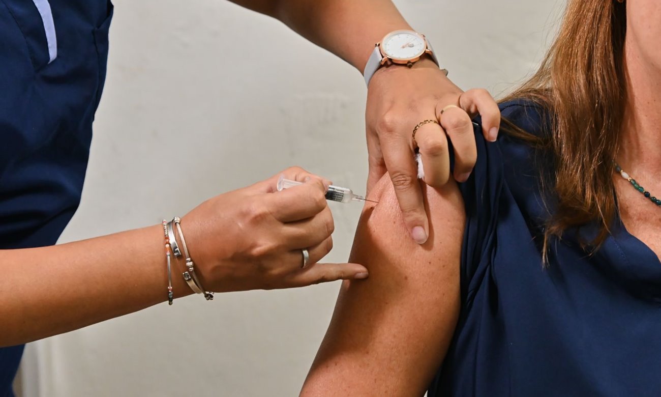 Personal de salud aplica vacunas durante una campaña de inmunización en un centro sanitario. Foto: archivo.