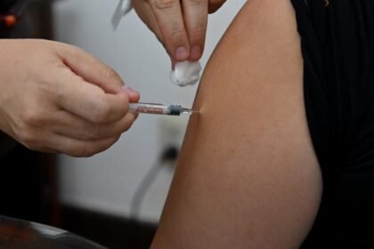 Campaña de vacunación antigripal en un centro de salud de Santa Fe.