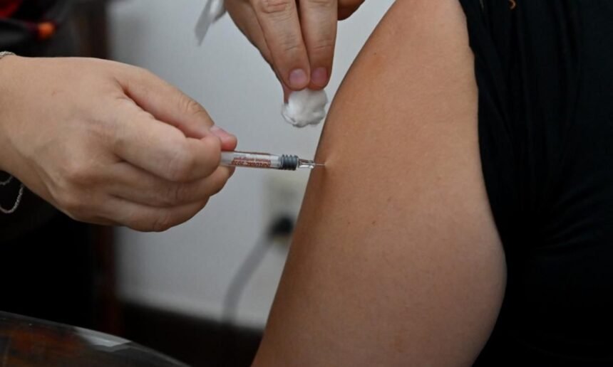 Campaña de vacunación antigripal en un centro de salud de Santa Fe.