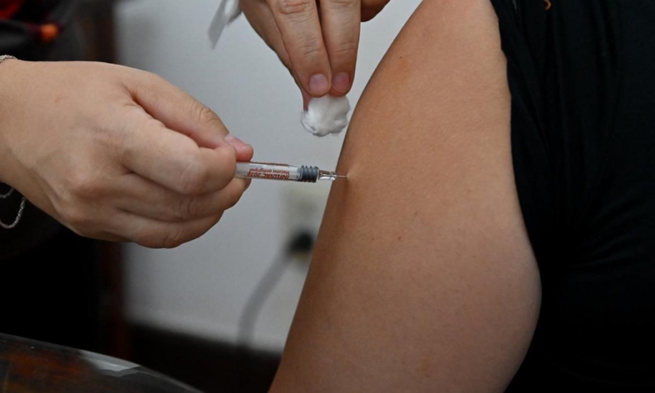 Campaña de vacunación antigripal en un centro de salud de Santa Fe.