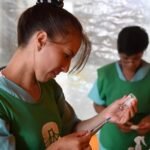 Puesto sanitario móvil de la campaña #ModoVacuna en un espacio público de Santa Fe, con personal de salud aplicando vacunas. Foto de archivo.