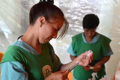 Puesto sanitario móvil de la campaña #ModoVacuna en un espacio público de Santa Fe, con personal de salud aplicando vacunas. Foto de archivo.