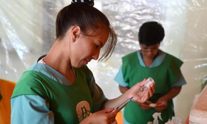 Puesto sanitario móvil de la campaña #ModoVacuna en un espacio público de Santa Fe, con personal de salud aplicando vacunas. Foto de archivo.