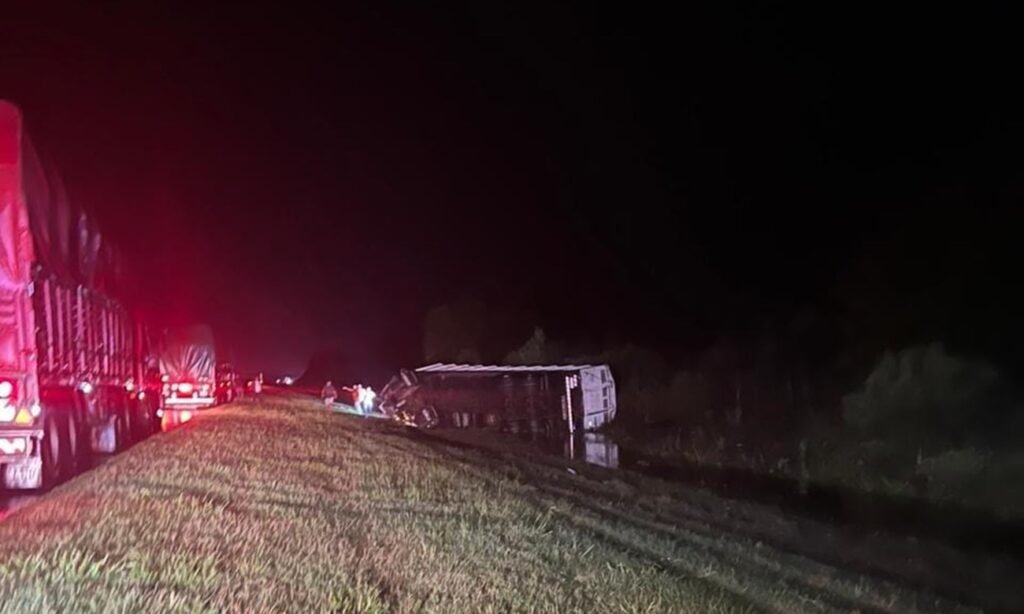 Equipos de emergencia intervinieron tras el vuelco de un camión de carga en una autopista, donde se desplegó un operativo para asistir a los ocupantes y restablecer la circulación. 