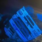 Camión de carga volcado sobre la banquina de una autopista tras un accidente, con intervención de equipos de emergencia. Foto de archivo.