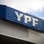 Imagen de archivo del logo de YPF en una estación de servicio, símbolo de la principal compañía energética de la Argentina.