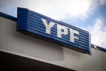 Imagen de archivo del logo de YPF en una estación de servicio, símbolo de la principal compañía energética de la Argentina.