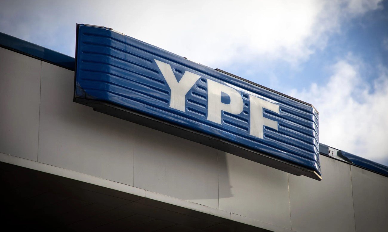 Imagen de archivo del logo de YPF en una estación de servicio, símbolo de la principal compañía energética de la Argentina.