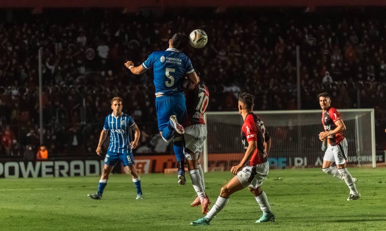 Colón y Godoy Cruz no se sacaron ventajas en Santa Fe: intensidad, disputa y un 0 a 0 que reflejó un duelo parejo.
