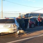 Accidente de tránsito con vehículos involucrados y operativo de emergencia sobre una ruta urbana.