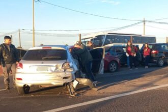 Accidente de tránsito con vehículos involucrados y operativo de emergencia sobre una ruta urbana.
