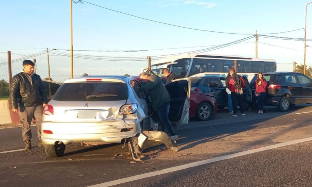 Accidente de tránsito con vehículos involucrados y operativo de emergencia sobre una ruta urbana.