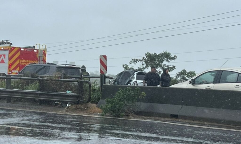 El tránsito interrumpido sobre la Ruta Nacional 168 al mediodía, en medio de la persistente lluvia, tras el fatal accidente ocurrido a la altura de barrio El Pozo. Foto: Gentileza.