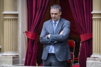 Manuel Adorni observa la actividad legislativa desde uno de los balcones del Congreso, en una imagen de archivo.