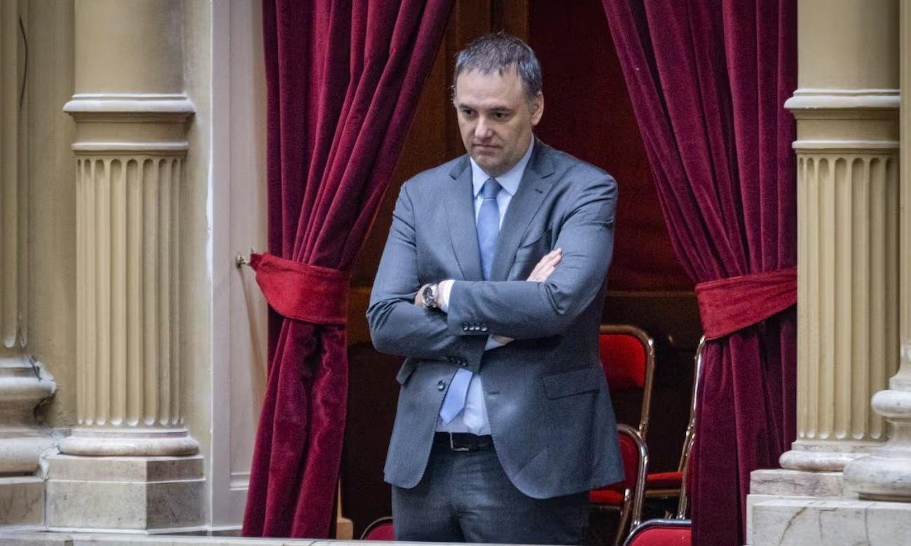 Manuel Adorni observa la actividad legislativa desde uno de los balcones del Congreso, en una imagen de archivo.