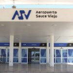 Ingreso principal al Aeropuerto de Sauce Viejo, punto de acceso de pasajeros a la terminal aérea. Foto de archivo
