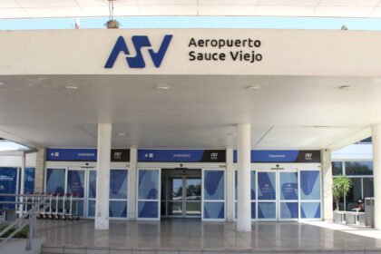 Ingreso principal al Aeropuerto de Sauce Viejo, punto de acceso de pasajeros a la terminal aérea. Foto de archivo