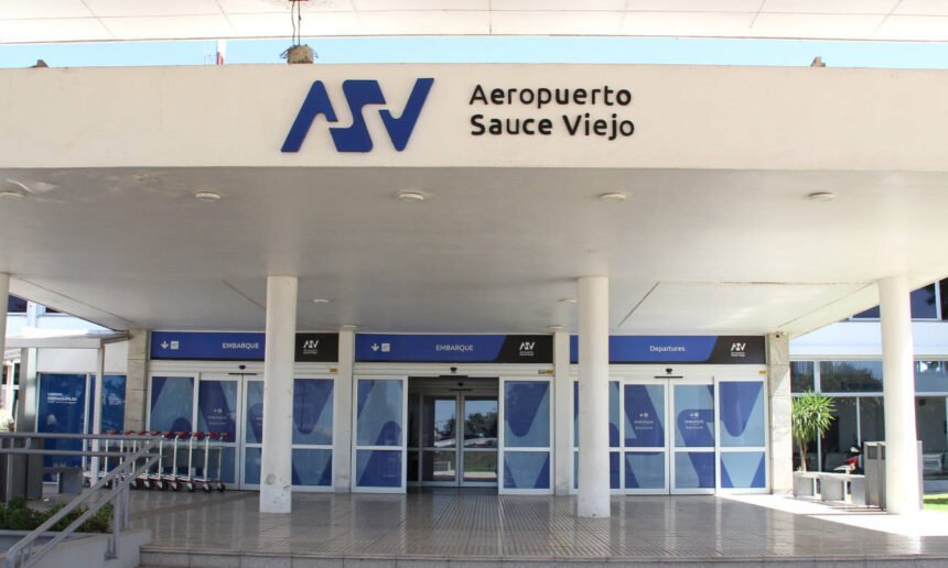 Ingreso principal al Aeropuerto de Sauce Viejo, punto de acceso de pasajeros a la terminal aérea. Foto de archivo