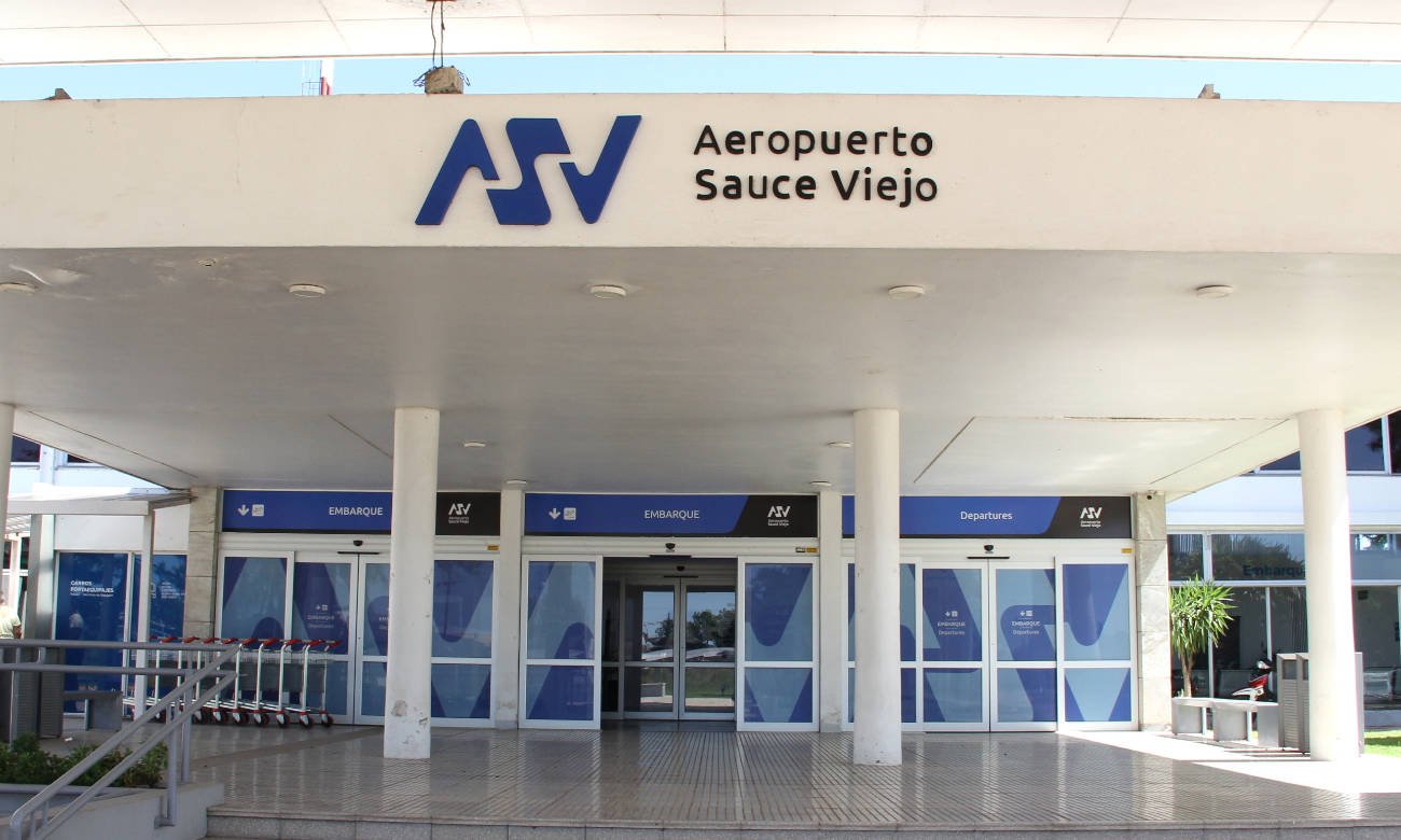 Ingreso principal al Aeropuerto de Sauce Viejo, punto de acceso de pasajeros a la terminal aérea. Foto de archivo
