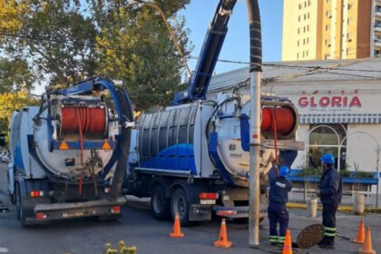 Trabajos de mantenimiento y limpieza en la red cloacal de la ciudad de Santa Fe.